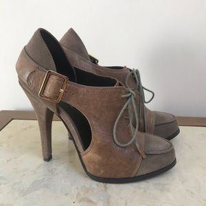 Elizabeth and James taupe Oxford style lace up heels size 8